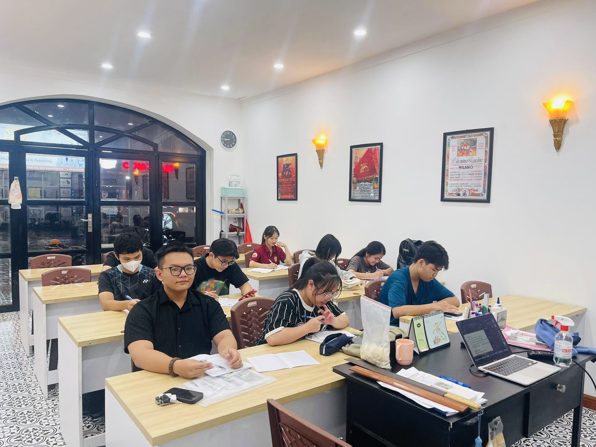 Học viên Ngoại Ngữ Đức Thịnh đang học tập