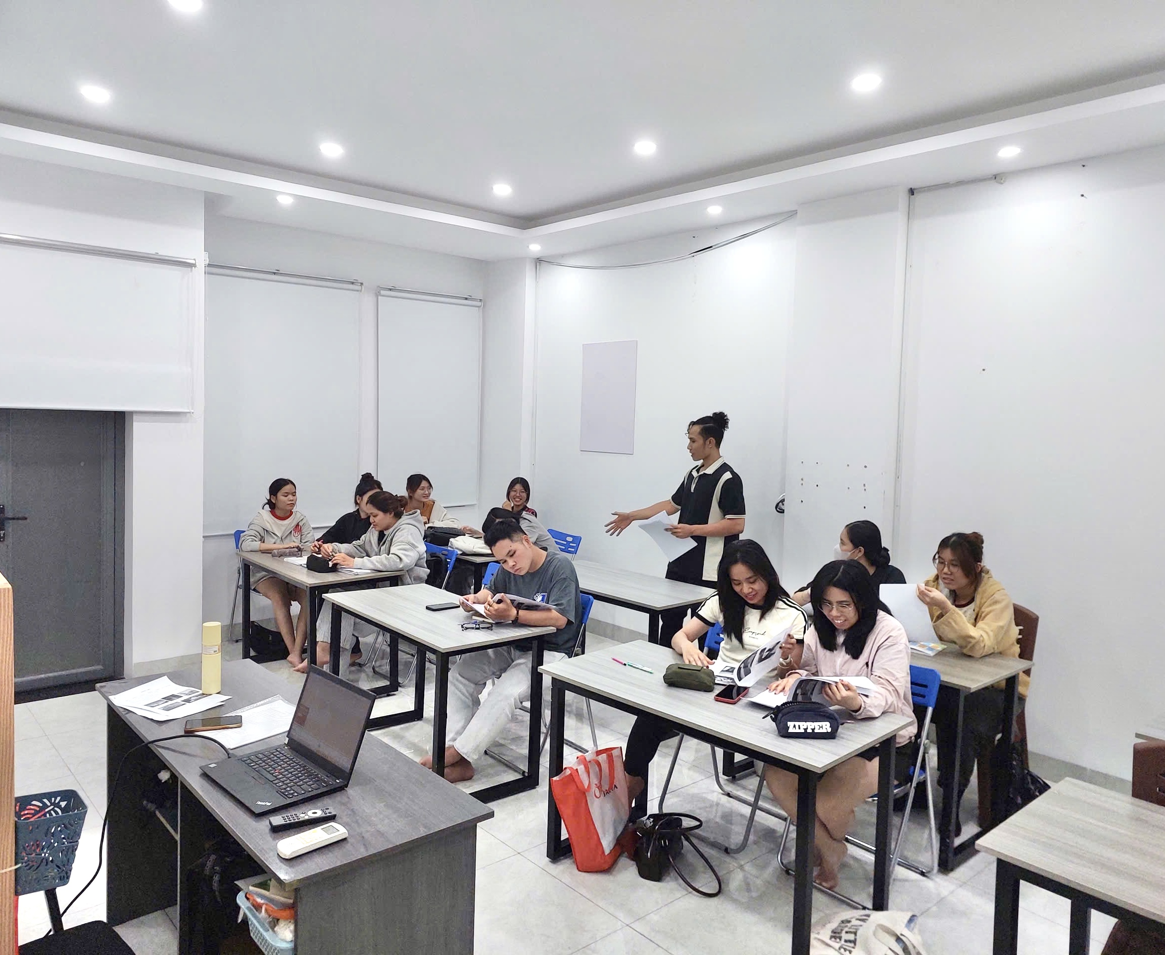 Học viên làm bài thi TOEIC